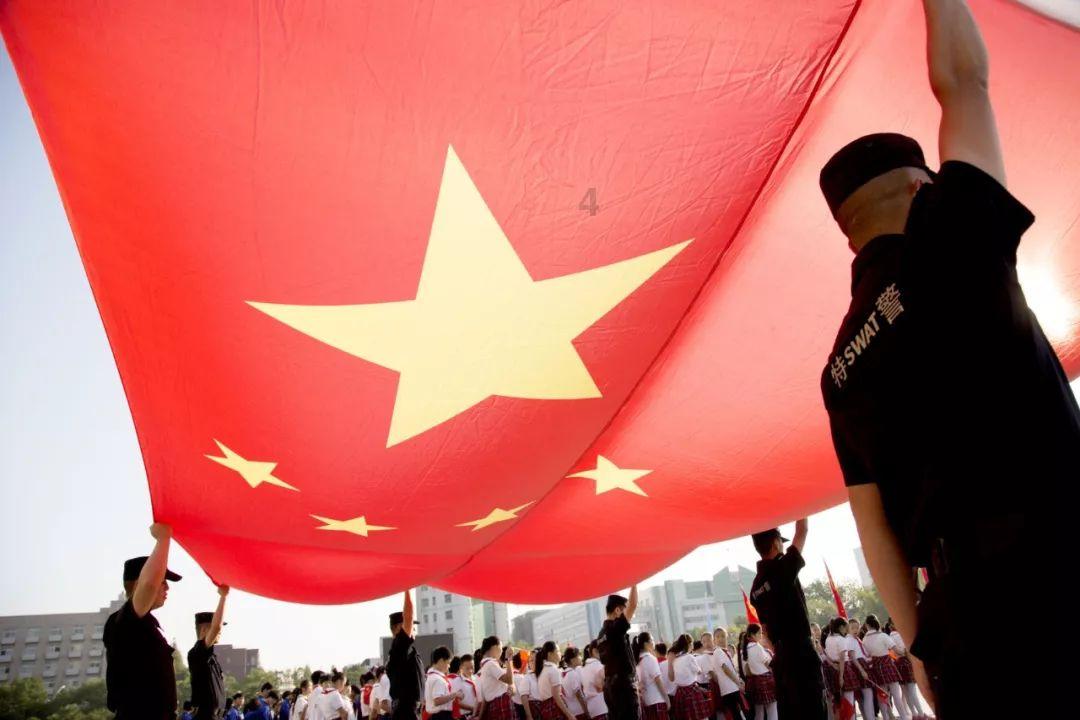 张天爱皮衣搭马甲保暖大气 毛线帽增加可爱气息